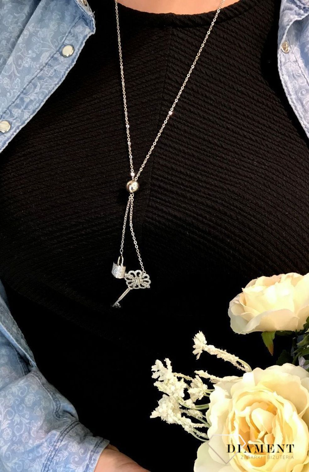 Naszyjnik typu krawatka z kłódką i kluczykiem, które zostały ozdobione cyrkonią. Długi naszyjnik o ażurkowym łańcuszku z elementami ozdobnymi. Zapraszamy!.jpg